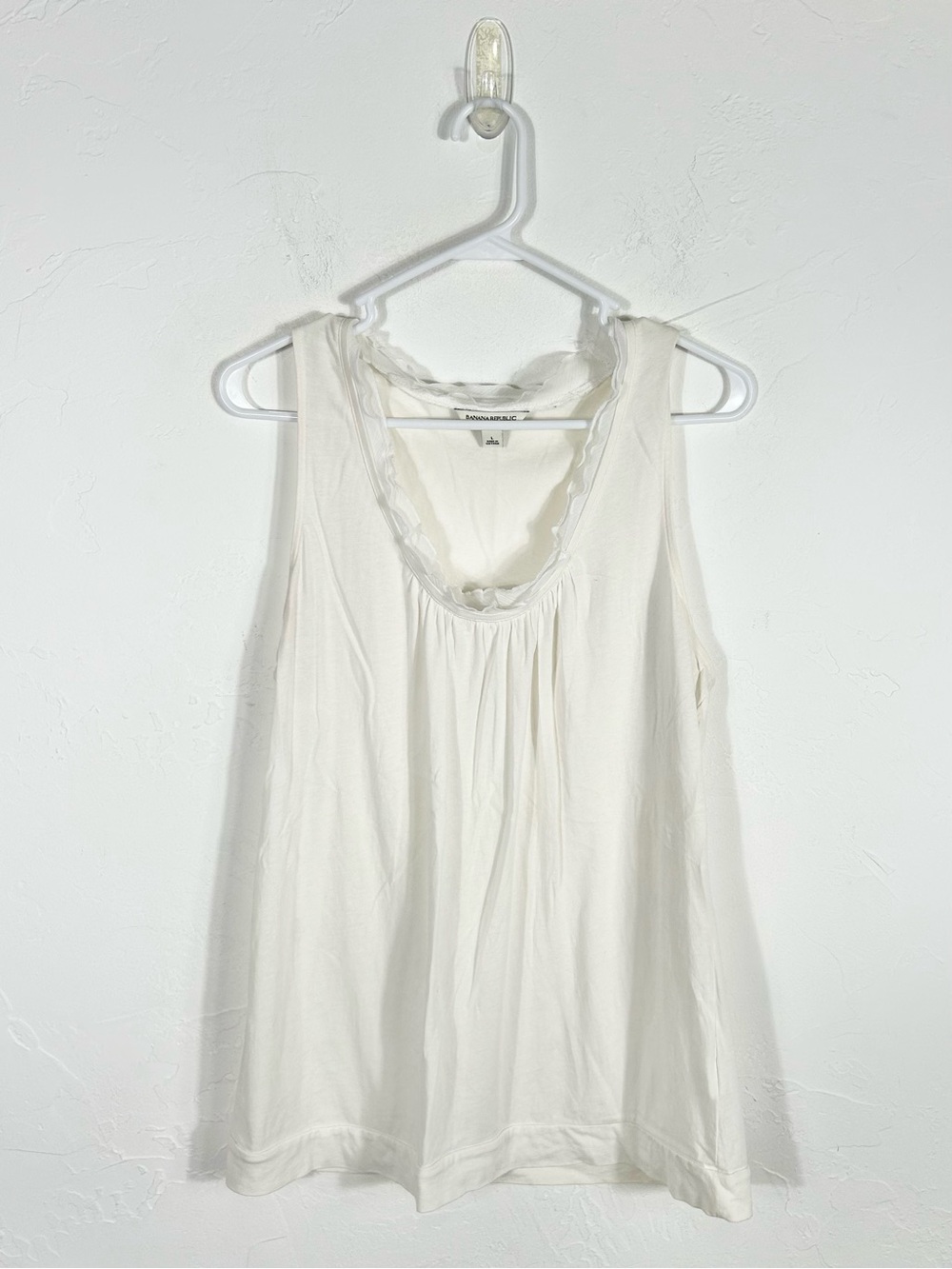 Banana Republic Women's White Ruffle Trim Scoop Neck Tank Top Size Large